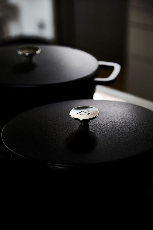 Cocotte ovale en fonte avec couvercle - Black design – Image 2