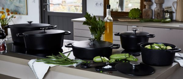 Cocotte ovale en fonte avec couvercle - Black design – Image 3